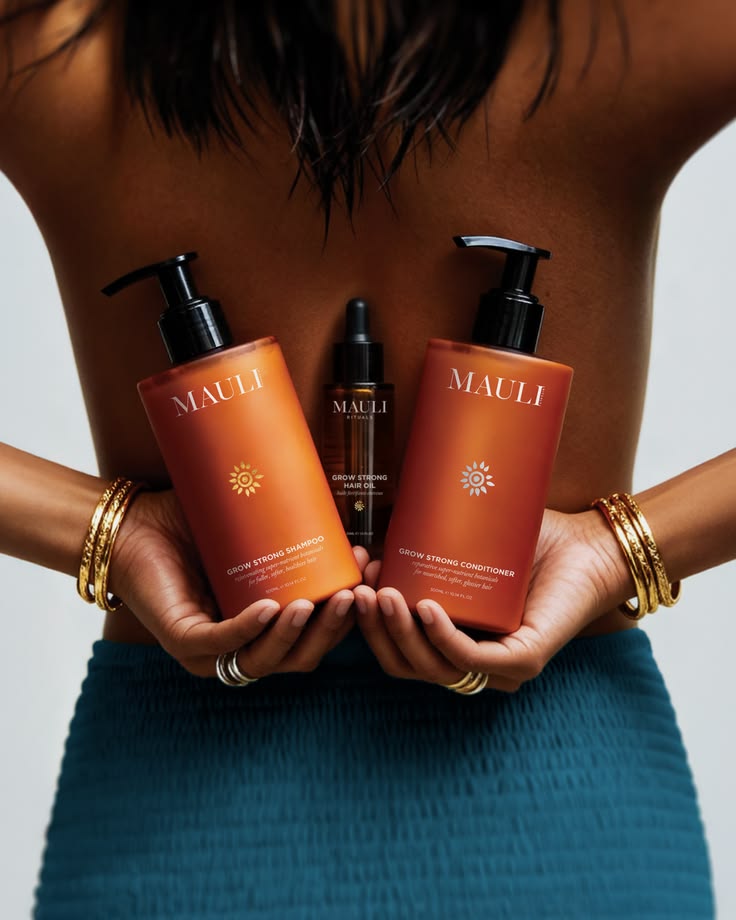 Flacons Mauli Grow Strong shampoing, huile et après-shampoing tenus dans le dos